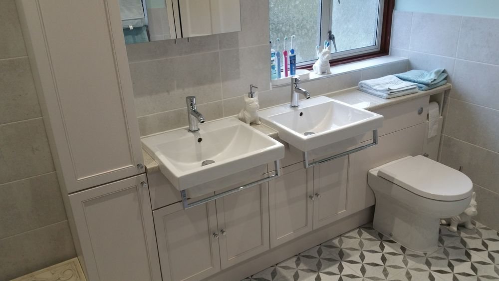 Family bathroom with twin basins by GS Renovation, London